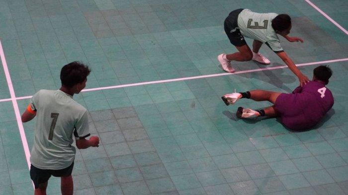 Siswa Sekolah Menengah Atas mengikuti pertandingan hadangan dalam Kejuaraan Piala Gubernur Olahraga Tradisional Tingkat Jawa Barat Tahun 2024 di GOR Laga Tangkas SPOrT Jabar Arcamanik, Kota Bandung, Jawa Barat, Rabu (15/5/2024).