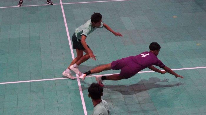 Siswa Sekolah Menengah Atas mengikuti pertandingan hadangan dalam Kejuaraan Piala Gubernur Olahraga Tradisional Tingkat Jawa Barat Tahun 2024 di GOR Laga Tangkas SPOrT Jabar Arcamanik, Kota Bandung, Jawa Barat, Rabu (15/5/2024).
