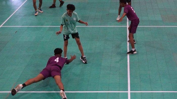 Siswa Sekolah Menengah Atas mengikuti pertandingan hadangan dalam Kejuaraan Piala Gubernur Olahraga Tradisional Tingkat Jawa Barat Tahun 2024 di GOR Laga Tangkas SPOrT Jabar Arcamanik, Kota Bandung, Jawa Barat, Rabu (15/5/2024).