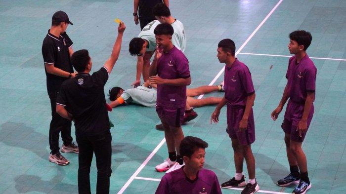 Seorang pemain diganjar kartu kuning saat pertandingan dalam Kejuaraan Piala Gubernur Olahraga Tradisional Hadangan Tingkat Jawa Barat Tahun 2024 di GOR Laga Tangkas SPOrT Jabar Arcamanik, Kota Bandung, Jawa Barat, Rabu (15/5/2024).