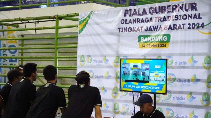 Tim wasit menggunakan teknologi Video Assistant Referee (VAR) untuk memastikan terjadi pelanggaran saat pertandingan Kejuaraan Piala Gubernur Olahraga Tradisional Hadangan Tingkat Jawa Barat Tahun 2024 di GOR Laga Tangkas SPOrT Jabar Arcamanik, Kota Bandung, Jawa Barat, Rabu (15/5/2024).