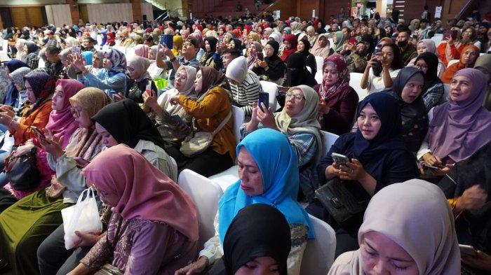 Pelaku Usaha Mikro, Kecil, dan Menengah (UMKM) mengikuti acara 