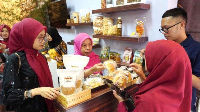 Pelaku Usaha Mikro, Kecil, dan Menengah (UMKM) dan pengunjung melihat produk UMKM berupa makanan dalam kemasan yang sudah bersertifikat halal dan dalam proses yang dipamerkan pada acara 