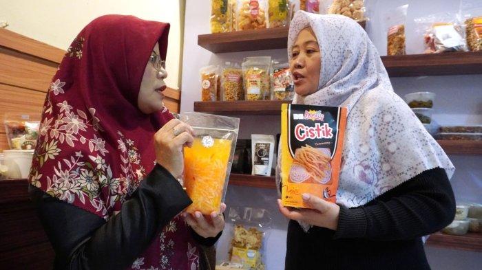Pelaku Usaha Mikro, Kecil, dan Menengah (UMKM) dan pengunjung melihat produk UMKM berupa makanan dalam kemasan yang sudah bersertifikat halal dan dalam proses yang dipamerkan pada acara 