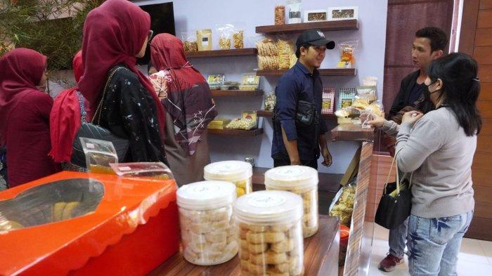 Pelaku Usaha Mikro, Kecil, dan Menengah (UMKM) dan pengunjung melihat produk UMKM berupa makanan dalam kemasan yang sudah bersertifikat halal dan dalam proses yang dipamerkan pada acara 