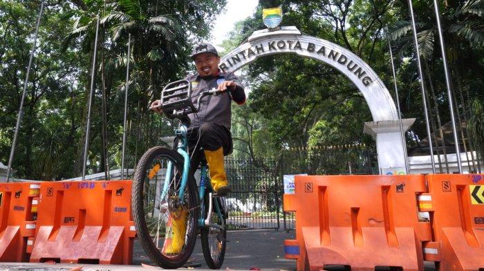 Seorang bersepeda pada hari bebas kendaraan bermotor setiap Jumat atau Friday Car Free di Balai Kota Bandung, Jalan Wastukancana, Kota Bandung, Jawa Barat, Jumat (17/5/2024).