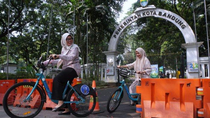Sejumlah orang bersepeda pada hari bebas kendaraan bermotor setiap Jumat atau Friday Car Free di Balai Kota Bandung, Jalan Wastukancana, Kota Bandung, Jawa Barat, Jumat (17/5/2024).