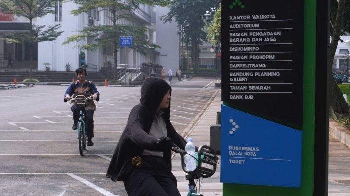 Sejumlah orang bersepeda pada hari bebas kendaraan bermotor setiap Jumat atau Friday Car Free di Balai Kota Bandung, Jalan Wastukancana, Kota Bandung, Jawa Barat, Jumat (17/5/2024).