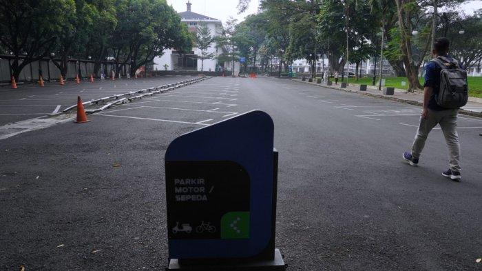 Seorang berjalan kaki melintasi area parkir yang lengang dari kendaraan bermotor pada hari bebas kendaraan bermotor setiap Jumat atau Friday Car Free di Balai Kota Bandung, Jalan Wastukancana, Kota Bandung, Jawa Barat, Jumat (17/5/2024).