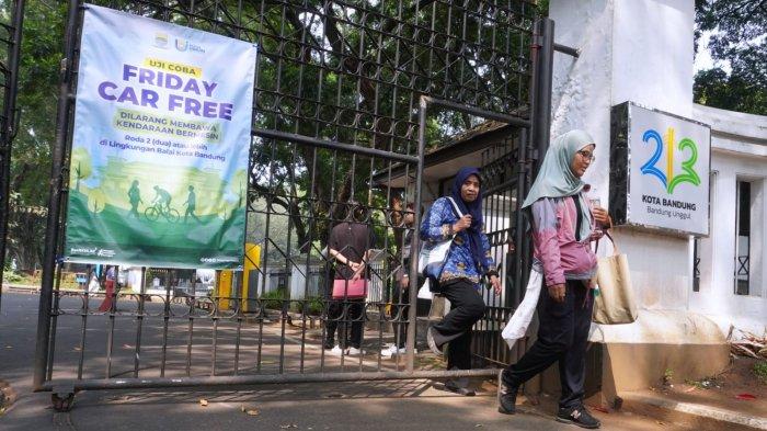 Sejumlah pegawai pulang berjalan kaki pada hari bebas kendaraan bermotor setiap Jumat atau Friday Car Free di Balai Kota Bandung, Jalan Wastukancana, Kota Bandung, Jawa Barat, Jumat (17/5/2024).