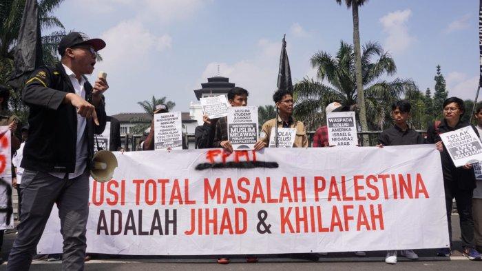 Forum Pemuda dan Mahasiswa Islam (FPMI) Jawa Barat menggelar aksi unjuk rasa Bela Palestina di depan Gedung Sate, Jalan Diponegoro, Kota Bandung, Jawa Barat, Jumat (17/5/2024).