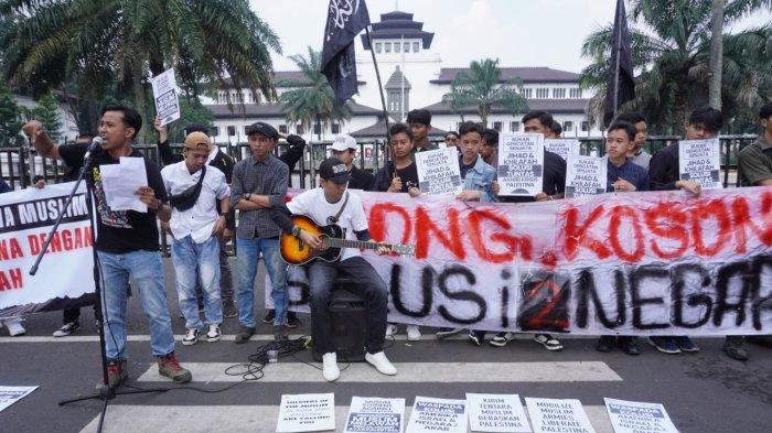 Forum Pemuda dan Mahasiswa Islam (FPMI) Jawa Barat menggelar aksi unjuk rasa Bela Palestina di depan Gedung Sate, Jalan Diponegoro, Kota Bandung, Jawa Barat, Jumat (17/5/2024).