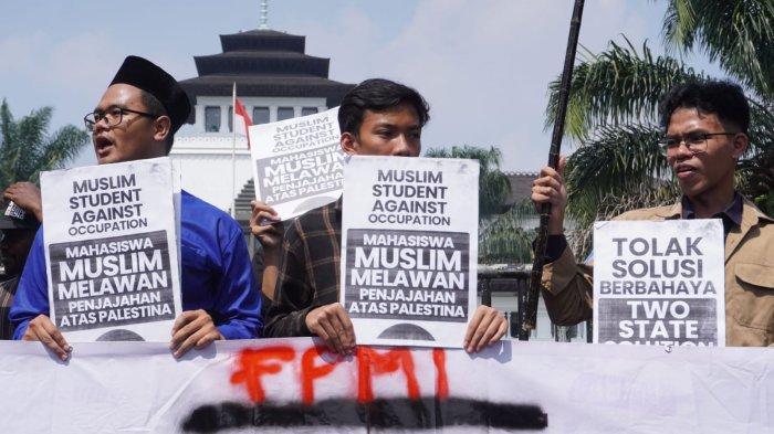 Forum Pemuda dan Mahasiswa Islam (FPMI) Jawa Barat menggelar aksi unjuk rasa Bela Palestina di depan Gedung Sate, Jalan Diponegoro, Kota Bandung, Jawa Barat, Jumat (17/5/2024).