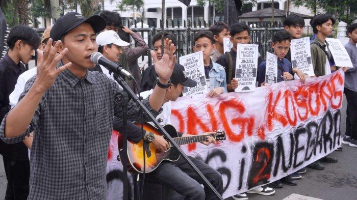 Forum Pemuda dan Mahasiswa Islam (FPMI) Jawa Barat menggelar aksi unjuk rasa Bela Palestina di depan Gedung Sate, Jalan Diponegoro, Kota Bandung, Jawa Barat, Jumat (17/5/2024).