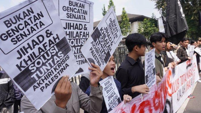 Forum Pemuda dan Mahasiswa Islam (FPMI) Jawa Barat menggelar aksi unjuk rasa Bela Palestina di depan Gedung Sate, Jalan Diponegoro, Kota Bandung, Jawa Barat, Jumat (17/5/2024).
