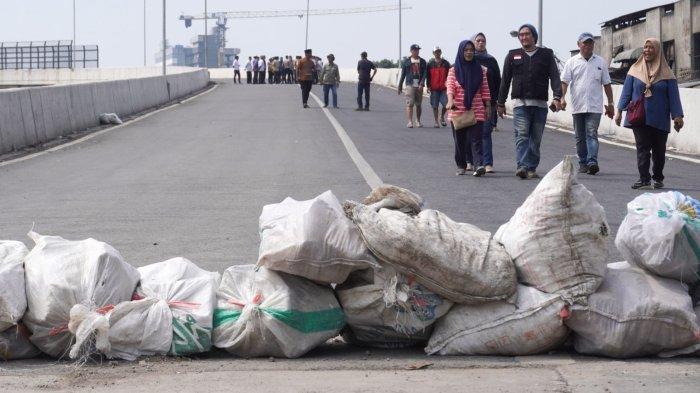 Tokoh masyarakat RW 08 bersama kepolisian, dishub, koramil, camat dan lurah malukan peninjauan ruas jalan Flyover Ciroyom saat ada penutupan akses menuju Flyover Ciroyom di Kelurahan Ciroyom, Kecamatan Andir, Kota Bandung, Jawa Barat, Senin (20/5/2024).