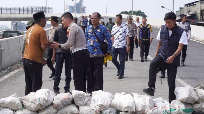 Tokoh masyarakat RW 08 bersama kepolisian, dishub, koramil, camat dan lurah malukan peninjauan ruas jalan Flyover Ciroyom saat ada penutupan akses menuju Flyover Ciroyom di Kelurahan Ciroyom, Kecamatan Andir, Kota Bandung, Jawa Barat, Senin (20/5/2024).