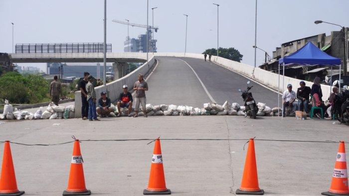 Sejumlah tokoh masyarakat RW 08 dan warga berbincang di lokasi penutupan akses menuju Flyover Ciroyom di Kelurahan Ciroyom, Kecamatan Andir, Kota Bandung, Jawa Barat, Senin (20/5/2024).