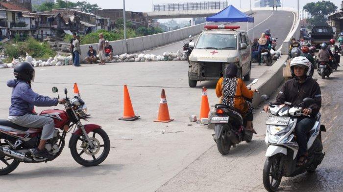 Pengendara bermotor melintasi penutupan akses ke Flyover Ciroyom di Kelurahan Ciroyom, Kecamatan Andir, Kota Bandung, Jawa Barat, Senin (20/5/2024).