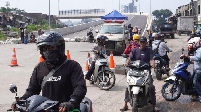 Pengendara bermotor melintasi penutupan akses ke Flyover Ciroyom di Kelurahan Ciroyom, Kecamatan Andir, Kota Bandung, Jawa Barat, Senin (20/5/2024).
