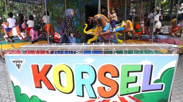 Pengunjung naik korsel saat berwisata di Taman Lalu Lintas Ade Irma Suryani Nasution, Kota Bandung, Jawa Barat, Kamis (23/5/2024).