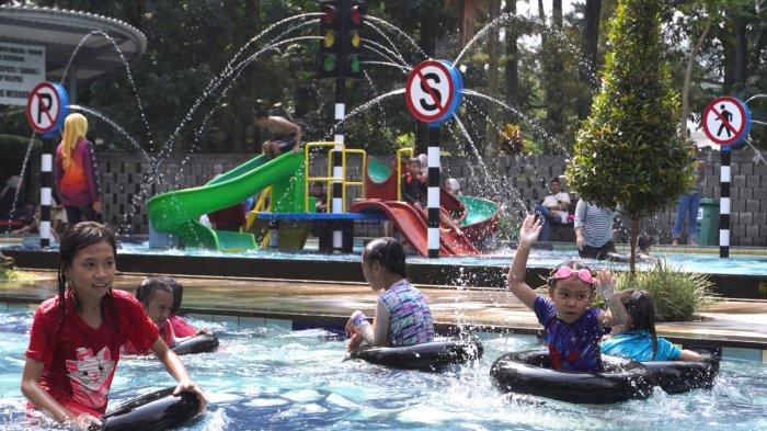 Pengunjung bermain di kolam renang saat berwisata di Taman Lalu Lintas Ade Irma Suryani Nasution, Kota Bandung, Jawa Barat, Kamis (23/5/2024).