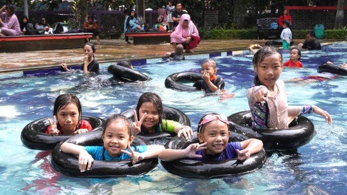 Pengunjung bermain di kolam renang saat berwisata di Taman Lalu Lintas Ade Irma Suryani Nasution, Kota Bandung, Jawa Barat, Kamis (23/5/2024).