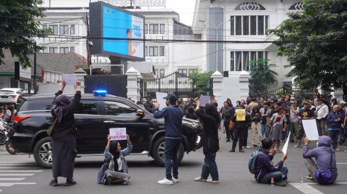 Sejumlah mahasiswa bersama ratusan wartawan yang tergabung dalam Soladiratitas Jurnalis Bandung menggelar aksi unjuk rasa menolak pengesahan Rancangan Undang-Undang (RUU) Penyiaran, di depan Kantor DPRD Provinsi Jawa Barat, di Jalan Diponegoro, Kota Bandung, Jawa Barat, Selasa (28/5/2024).