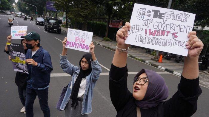 Sejumlah mahasiswa bersama ratusan wartawan yang tergabung dalam Soladiratitas Jurnalis Bandung menggelar aksi unjuk rasa menolak pengesahan Rancangan Undang-Undang (RUU) Penyiaran, di depan Kantor DPRD Provinsi Jawa Barat, di Jalan Diponegoro, Kota Bandung, Jawa Barat, Selasa (28/5/2024).