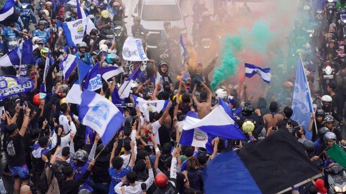 Bobotoh berkonvoi menyambut tim Persib Bandung juara di Jalan Dr Djunjunan, Kota Bandung, Jawa Barat, Sabtu (1/6/2024).