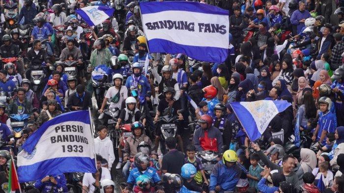 Bobotoh berkonvoi menyambut tim Persib Bandung juara di Jalan Dr Djunjunan, Kota Bandung, Jawa Barat, Sabtu (1/6/2024).