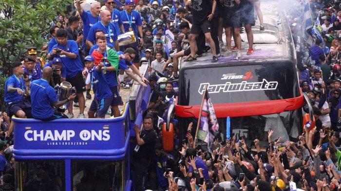Bobotoh berkonvoi menyambut tim Persib Bandung juara di Jalan Dr Djunjunan, Kota Bandung, Jawa Barat, Sabtu (1/6/2024).