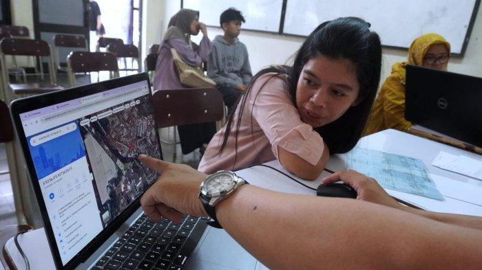 Sejumlah orang tua siswa mendapat penjelasan wilayah zonasi dari petugas sebelum melakukan pendaftaran Penerimaan Peserta Didik Baru (PPDB) 2024 di SMA Negeri 1 Bandung, Jalan Ir H Juanda, Kota Bandung, Jawa Barat, Senin (3/6/2024).