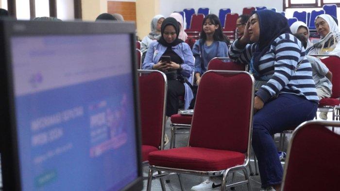 Sejumlah orang tua siswa masih menunggu meski server sedang down atau error saat akan melakukan pendaftaran Penerimaan Peserta Didik Baru (PPDB) 2024 di SMA Negeri 1 Bandung, Jalan Ir H Juanda, Kota Bandung, Jawa Barat, Senin (3/6/2024).