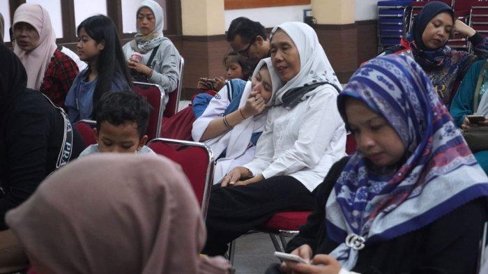 Sejumlah orang tua siswa masih menunggu meski server sedang down atau error saat akan melakukan pendaftaran Penerimaan Peserta Didik Baru (PPDB) 2024 di SMA Negeri 1 Bandung, Jalan Ir H Juanda, Kota Bandung, Jawa Barat, Senin (3/6/2024).