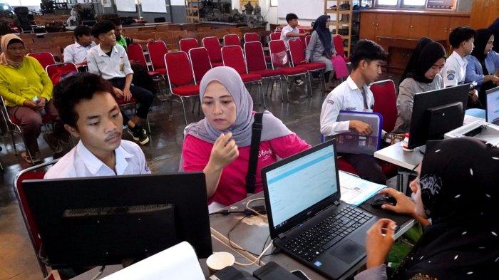 Orang tua bersama calon siswa melakukan pendaftaran Penerimaan Peserta Didik Baru (PPDB) 2024 Tahap Pertama di SMK Negeri 8, Jalan Kliningan, Kota Bandung, Jawa Barat, Selasa (4/6/2024).
