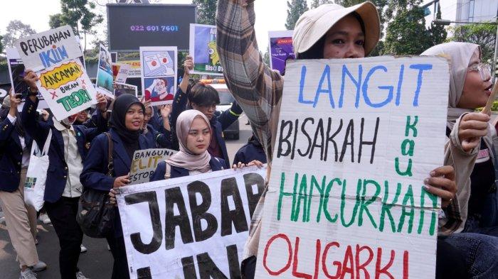 Massa dari Aliansi Orang Muda Bergerak Jawa Barat (Ombak Jabar) menggelar aksi unjuk rasa bertajuk 