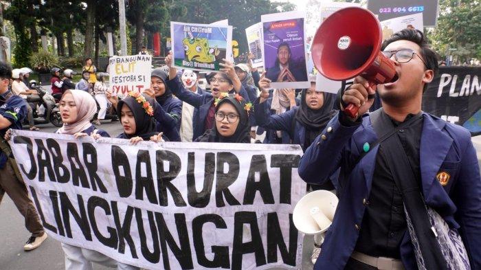 Massa dari Aliansi Orang Muda Bergerak Jawa Barat (Ombak Jabar) menggelar aksi unjuk rasa bertajuk 