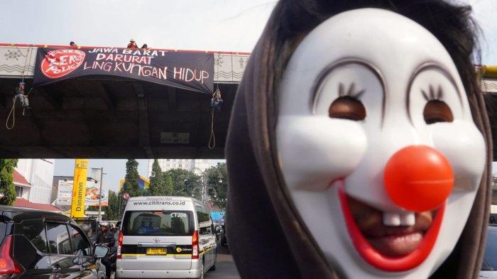 Massa dari Aliansi Orang Muda Bergerak Jawa Barat (Ombak Jabar) menggelar aksi unjuk rasa bertajuk 