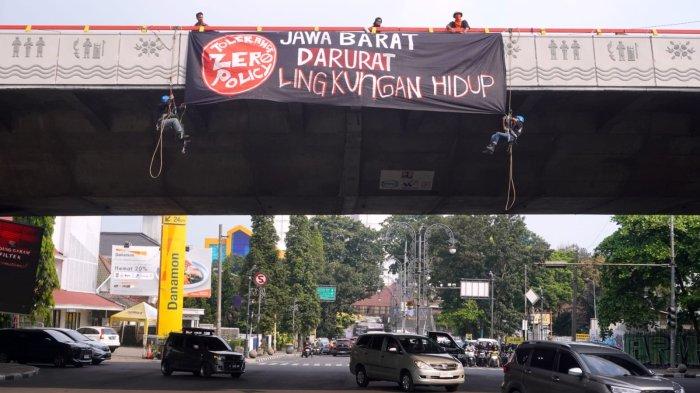 Massa dari Aliansi Orang Muda Bergerak Jawa Barat (Ombak Jabar) menggelar aksi unjuk rasa bertajuk 