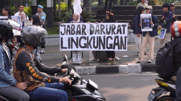 Massa dari Aliansi Orang Muda Bergerak Jawa Barat (Ombak Jabar) menggelar aksi unjuk rasa bertajuk 