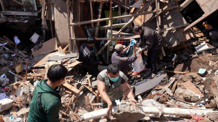 Pemilik rumah dibantu warga dan petugas mengambil barang yang masih bisa dipakai dan membersihkan puing rumah yang hancur dan amblas pasca pipa PDAM pecah, di Jalan Cibangkong Lor, RT 01, RW 05, Kelurahan Maleer, Kecamatan Batununggal, Kota Bandung, Jawa Barat, Kamis (6/6/2024).