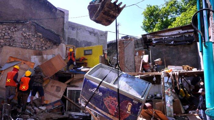 Pemilik rumah dibantu warga dan petugas mengambil barang yang masih bisa dipakai dan membersihkan puing rumah yang hancur dan amblas pasca pipa PDAM pecah, di Jalan Cibangkong Lor, RT 01, RW 05, Kelurahan Maleer, Kecamatan Batununggal, Kota Bandung, Jawa Barat, Kamis (6/6/2024).