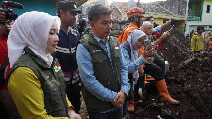 Istri mantan Gubernur Jawa Barat Ridwan Kamil, Atalia Praratya didampingi Dirut PDAM Tirtawening, Sonny Salimi meninjau pipa PDAM yang pecah di lokasi dua rumah yang hancur di Jalan Cibangkong Lor, RT 01, RW 05, Kelurahan Maleer, Kecamatan Batununggal, Kota Bandung, Kamis (6/6/2024).
