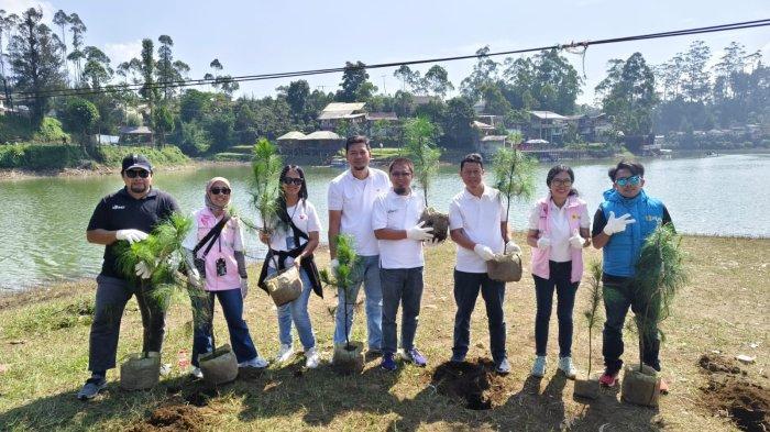 Karyawan ICON Plus Regional Bandung memperingati Hari lingkungan hidup , dengan melakukan gerakan penanaman pohon dan pelepasan bibit ikan di kawasan wisata Situ Cileunca, Kabupaten Bandung, beberapa waktu lalu. kegiatan bertajuk Green Employee Involvement ini bertujuan menjaga kelestarian lingkungan sekitar.