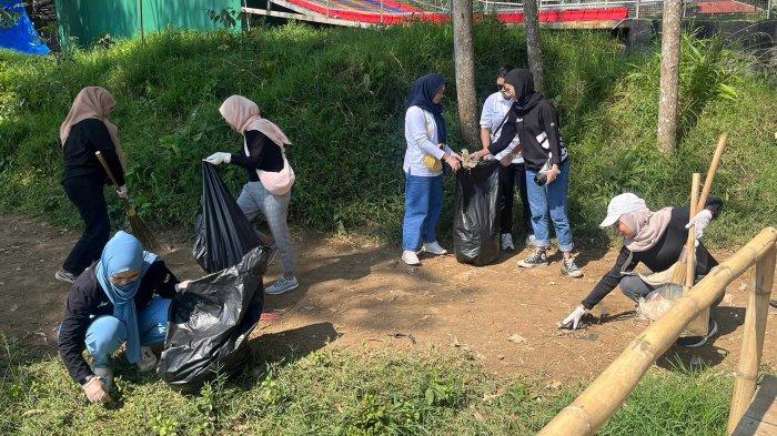 Karyawan ICON Plus Regional Bandung memperingati Hari lingkungan hidup , dengan melakukan gerakan penanaman pohon dan pelepasan bibit ikan di kawasan wisata Situ Cileunca, Kabupaten Bandung, beberapa waktu lalu. kegiatan bertajuk Green Employee Involvement ini bertujuan menjaga kelestarian lingkungan sekitar.