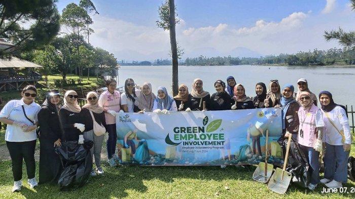 Karyawan ICON Plus Regional Bandung memperingati Hari lingkungan hidup , dengan melakukan gerakan penanaman pohon di kawasan wisata Situ Cileunca, Kabupaten Bandung, beberapa waktu lalu. kegiatan bertajuk Green Employee Involvement ini bertujuan menjaga kelestarian lingkungan dengan melibatkan pegiat dan pengelola lingkungan sekitar.