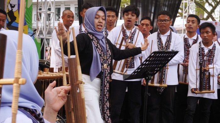 Salah satu grup membawakan lagu dengan iringan alat musik angklung dalam gelaran 