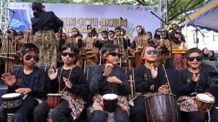 Salah satu grup membawakan lagu dengan iringan alat musik angklung dan tambur dalam gelaran 