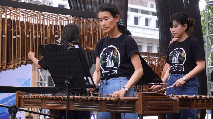 Warga negara Jepang memainkan alat musik dari bambu yang dipadukan dengan angklung turut memeriahkan gelaran 